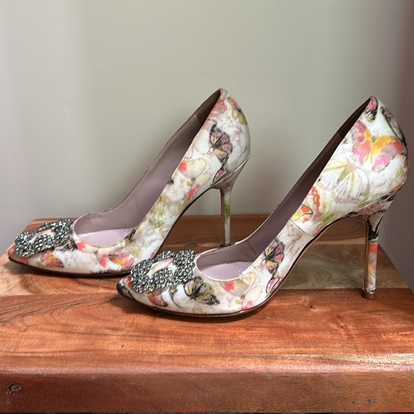 Manolo Blahnik Hangisi with Dustbag. - Picture 3 of 10